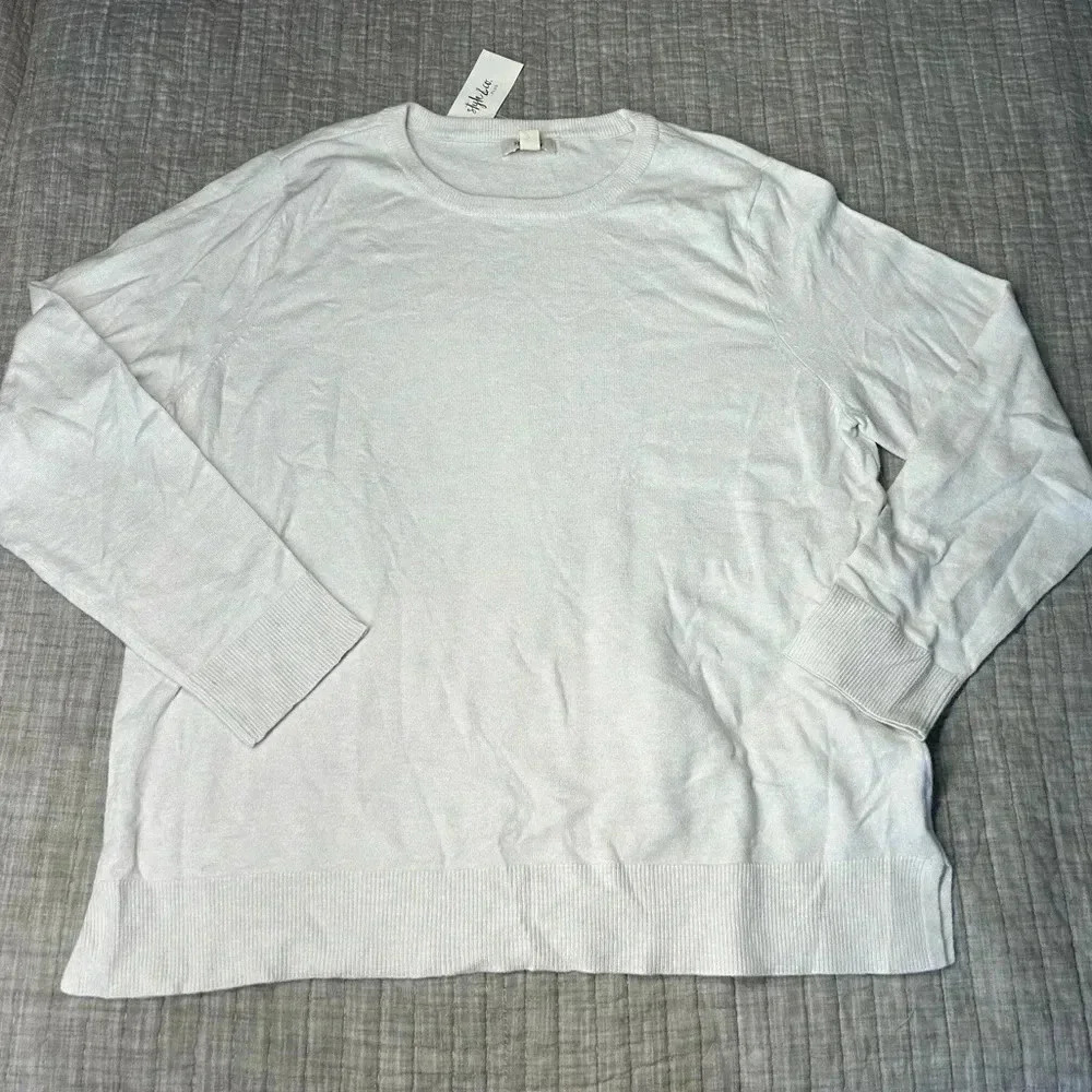 Light gray crewneck sweater top